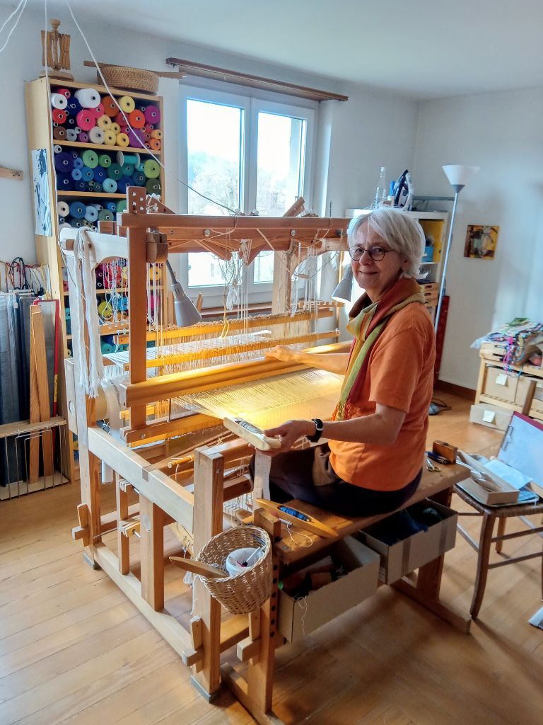 Iren Schlegel am Webstuhl